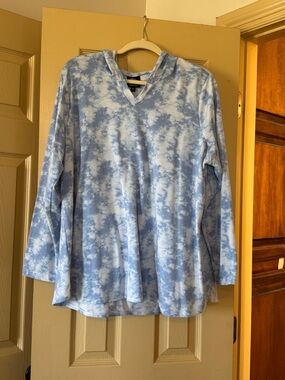 bobeau Light Blue and White Tie-Dye Hooded Long Sleeve Top